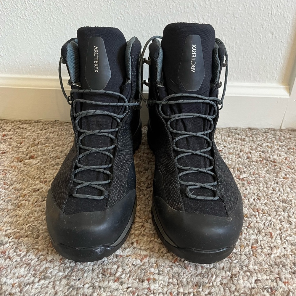 Arc’teryx TR GTX Boot Men’s Black/Black, Size 9.5